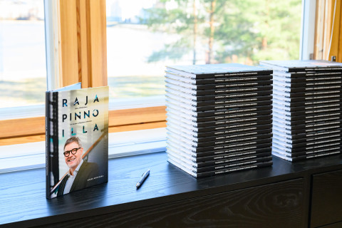 Rehtorina toimineen Jukka Mönkkösen muistelmateoksia julkaisutilaisuudessa.