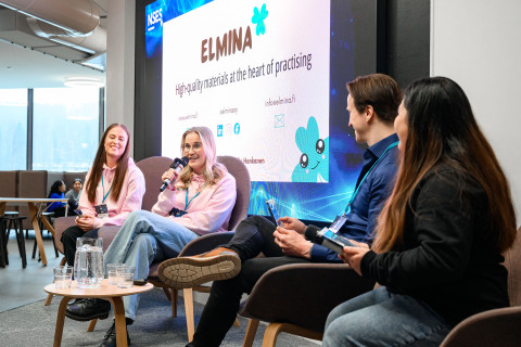 Elmina-yrityksen Emmi Tolonen ja Emilia Honkanen lavalla UEF Startup Day -tapahtumassa 12.3.2026.