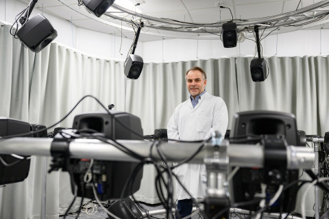 Aarno Dietz kuulontutkimuslaboratorion kuuntelutilassa.