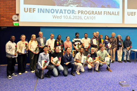 UEF Innovator -ohjelmasta valmistuneet yhteiskuvassa 2026. Kuva: Tomi Tuovinen