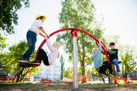 Alakoululaiset leikkii välitunnilla. 