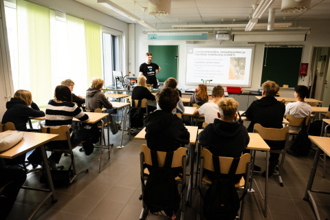  Projektiassistentti Taavi Karhu kertomassa tieteellisestä tutkimuksesta koululaisille.