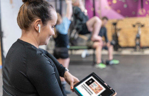 nainen salissa tabletilla