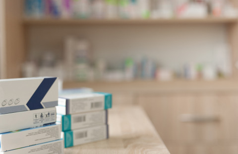 Lääkepakkauksia apteekissa