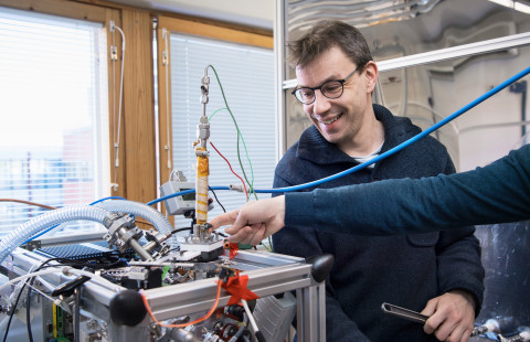 Photo of Tuomo Nieminen in a laboratory.