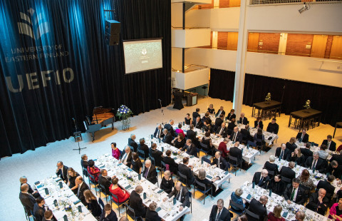 Juhlayleisö ruokailee