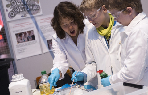 Lapset tekevät tieteellistä testiä Scifestissä