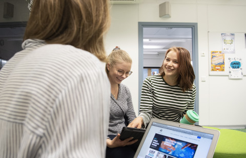 Opiskelijoita Kuopion kampuksella