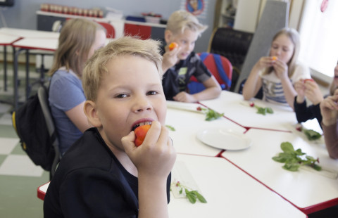 Lapsia välipalalla koulussa.