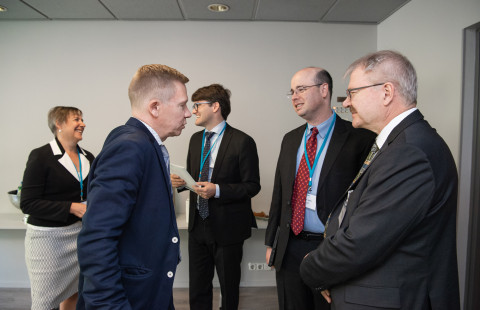 Kuopio Stroke Symposiumin puhujista kuvassa takana Julie Bernhardt (vas.), Peter Willeit ja Sean Savitz. Edessä symposiumin järjestäjistä professori Pekka Jäkälä (vas.) ja dosentti Jukka Jolkkonen.