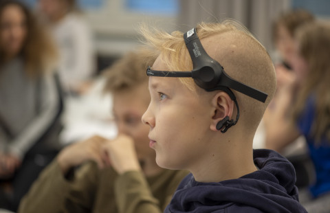 Oppilaalta mitataan aivoaaltoja pannan avulla