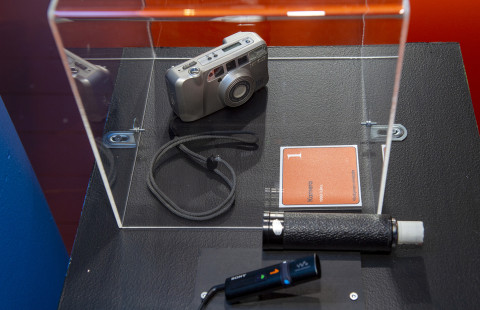 Kuvituskuva digikamera näyttelyvitriinissä