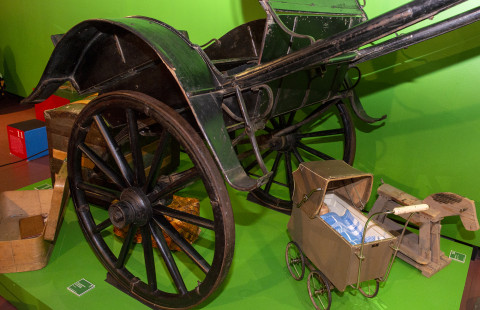 Kuvituskuva näyttelyesineitä Kadonnut kinnas -näyttelyssä