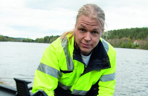 Tuomo Nissinen ottamassa vesinäytettä