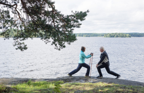 Iäkäs pariskunta kuntoilemassa