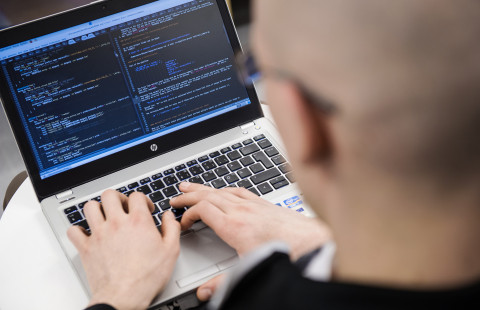 Tutkimusdataa kannettavan tietokoneen näytöllä