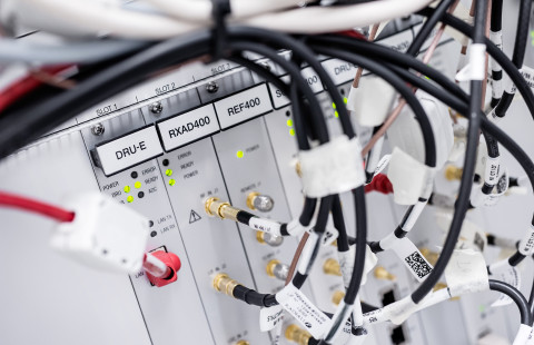 Magneettikuvauslaitteen johtoja