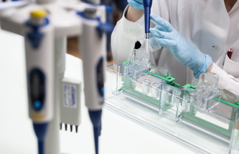 Pipetointia laboratoriossa