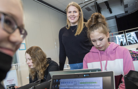 Venla Koivisto Nepenmäen koulun oppilaiden kanssa