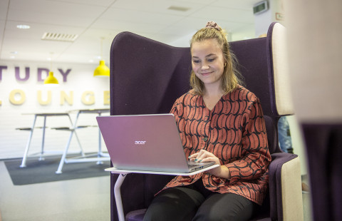 Riina Kovanen kirjoittaa tietokoneella