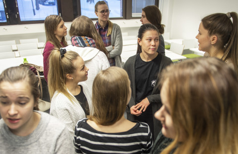 Opiskelijat keskustelevat ryhmissä