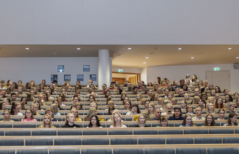 Opiskelijoita Carelia-salissa