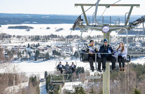 Ihmisiä hiihtohississä. Tahko Ski Lift Pitch -kilpailu.