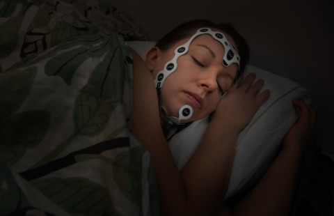 Uniapnean diagnosointiin kehitetty elektrodisetti nukkuvan henkilön päässä