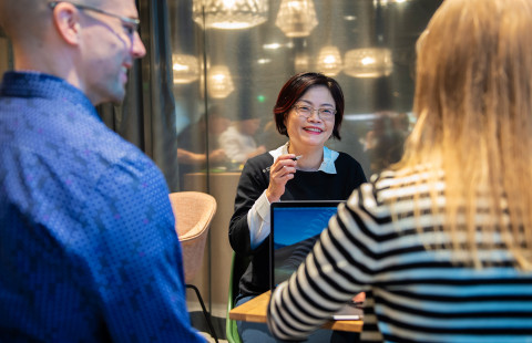 Ihmisiä keskustelemassa.