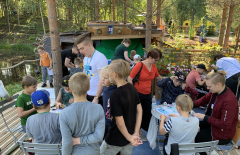 SciFest -tapahtuman kävijöitä. Veneet vesillä -paja Botanialla.