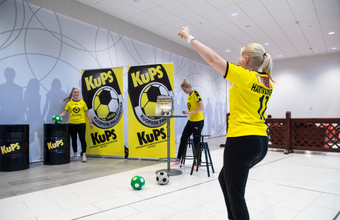 KuPSin pelaajien temppurata lapsille.