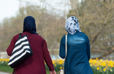 Kaksi naista kävelee puistossa