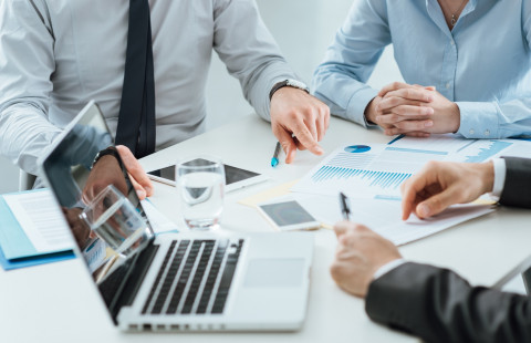 Ihmisiä liikeneuvottelussa