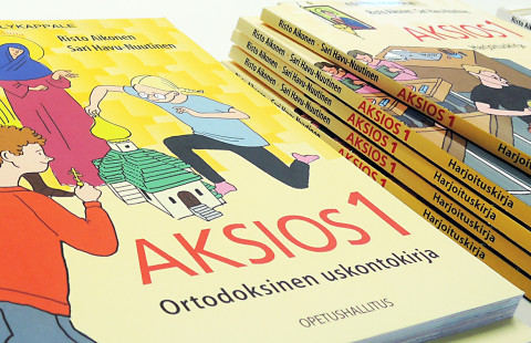 Ortodoksisen uskonnon oppikirjoja.