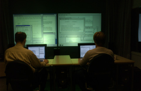 Ihmisiä tietokoneiden äärellä