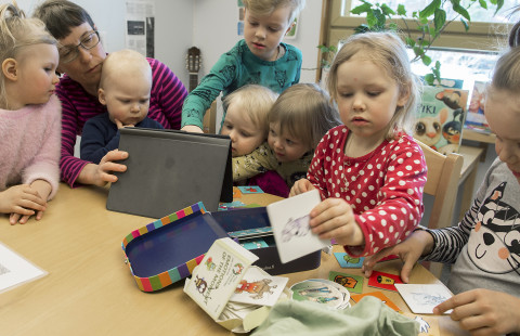 Lapset tutkivat tablettia.