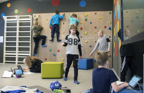 Oppilaat monitoimiluokassa.