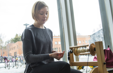 Opiskelija tekee käsitöitä.