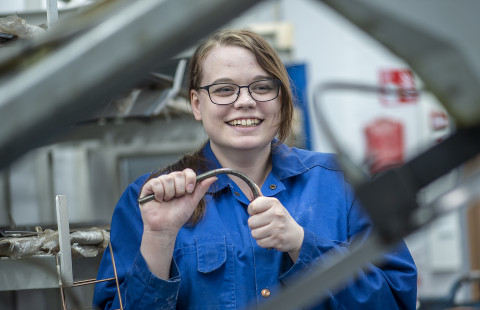 Opiskelija metallitöissä.