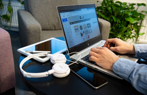 Mies suorittaa verkkokurssia tietokoneella