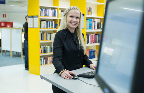 Opiskelija kirjastossa