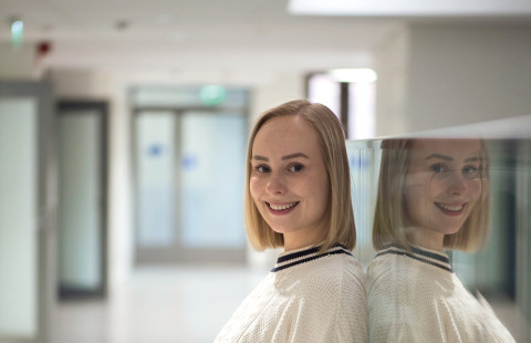 Opiskelija käytävällä