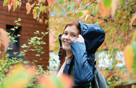 Sadetakkiin pukeutunut opiskelija