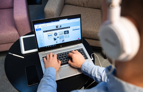 Opiskelija työskentelee tietokoneella.