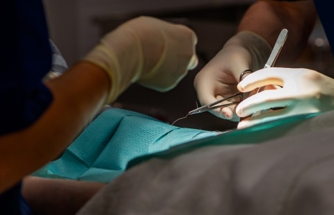 Haavanompelu leikkauksessa.