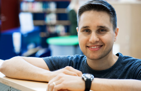 Miespuolinen opiskelija.