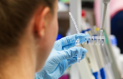 Nainen työskentelee laboratoriossa.