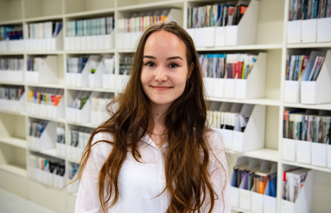 Kuvassa yhteiskuntatieteiden opiskelija