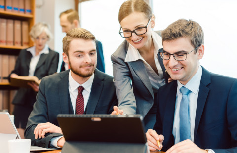 Ihmisiä neuvottelussa