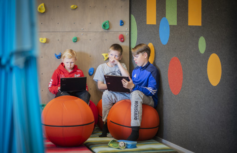 Oppilaat opiskelevat monitoimitilassa